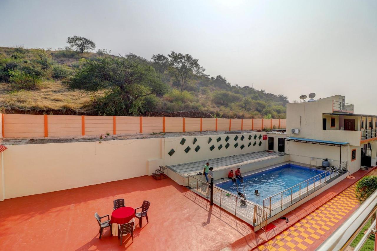 Oyo 72593 Adarsh Farm Pune